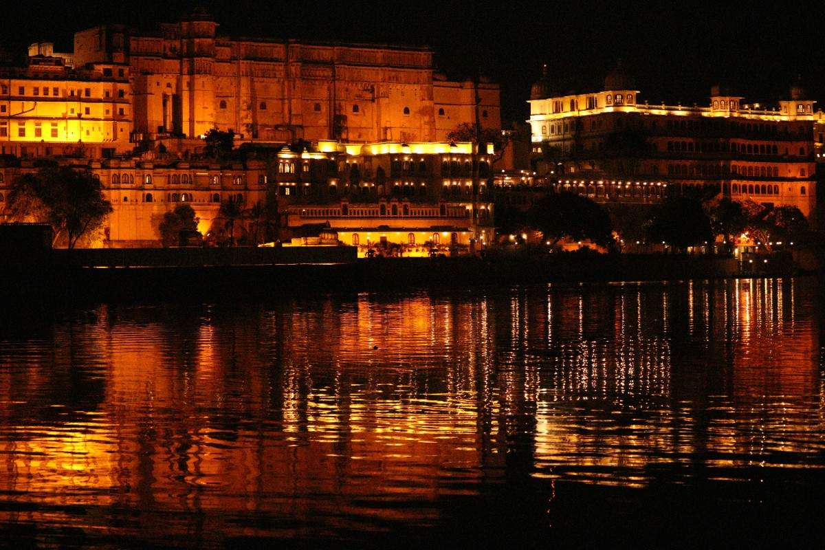 Beautiful view of Lake Pichola and City Palace in Udaipur, Rajasthan — the romantic lake city of India